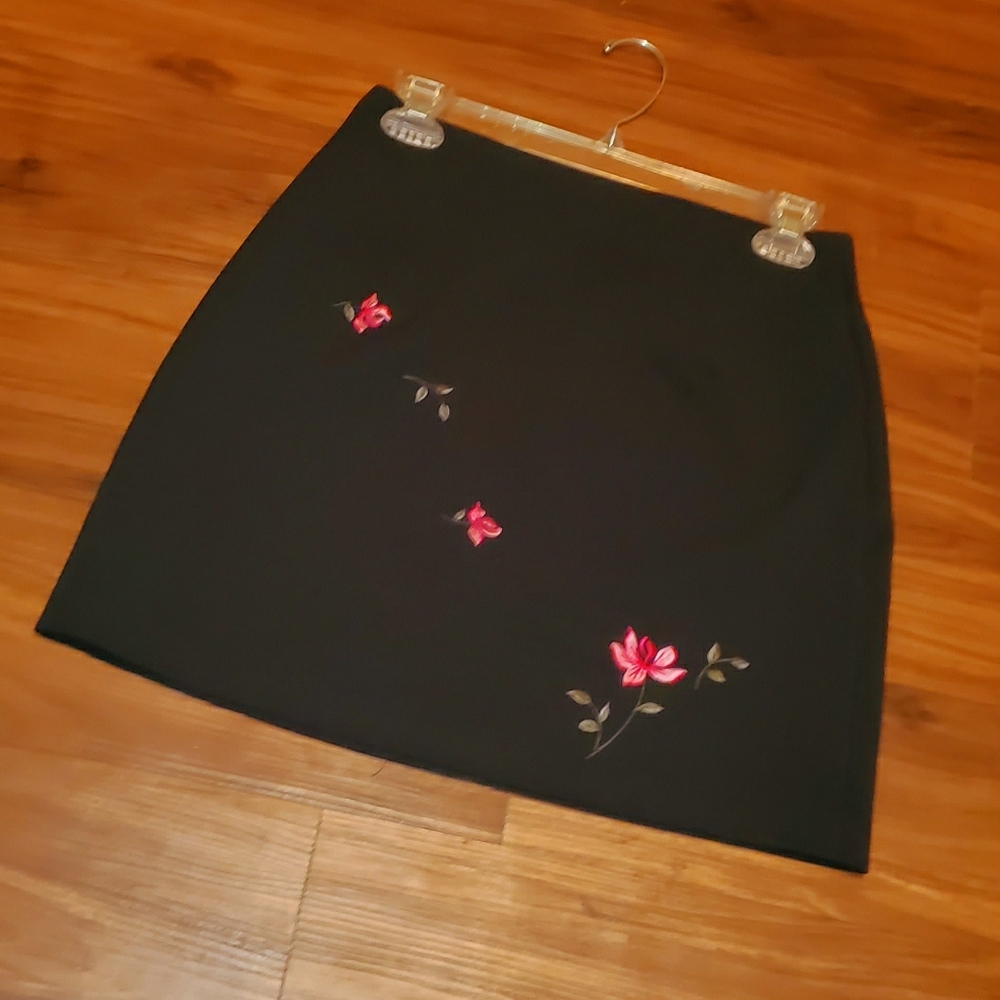Black mini skirt with embroidered Flowers